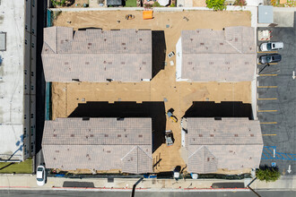 Azusa Arrow Villa Townhomes in Azusa, CA - Foto de edificio - Building Photo