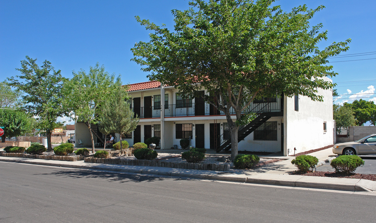 Casa Lynne Apartments in Albuquerque, NM - Building Photo