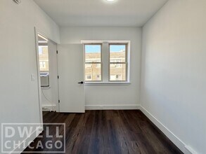 5634 N Clark St, Unit 310 in Chicago, IL - Building Photo - Building Photo