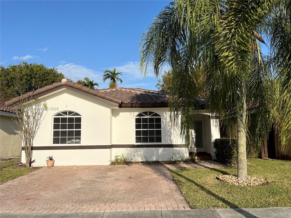 7511 SW 108th Ave in Miami, FL - Building Photo