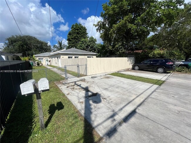 8290 NE 1st Ave in Miami, FL - Building Photo - Building Photo
