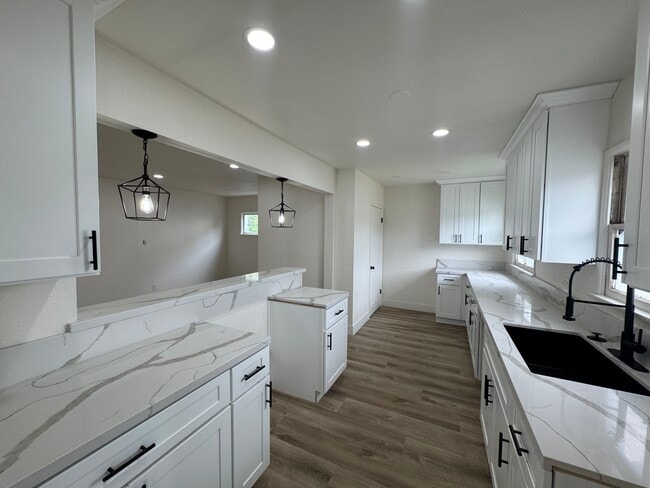 2520 Kellogg Park Dr in Pomona, CA - Building Photo - Building Photo