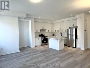 73 Pearen Ln in Barrie, ON - Building Photo - Building Photo