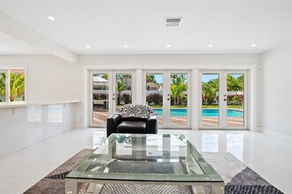 21100 Highland Lakes Blvd in Miami, FL - Building Photo - Building Photo