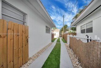 2731 SW 24th St in Miami, FL - Building Photo - Building Photo