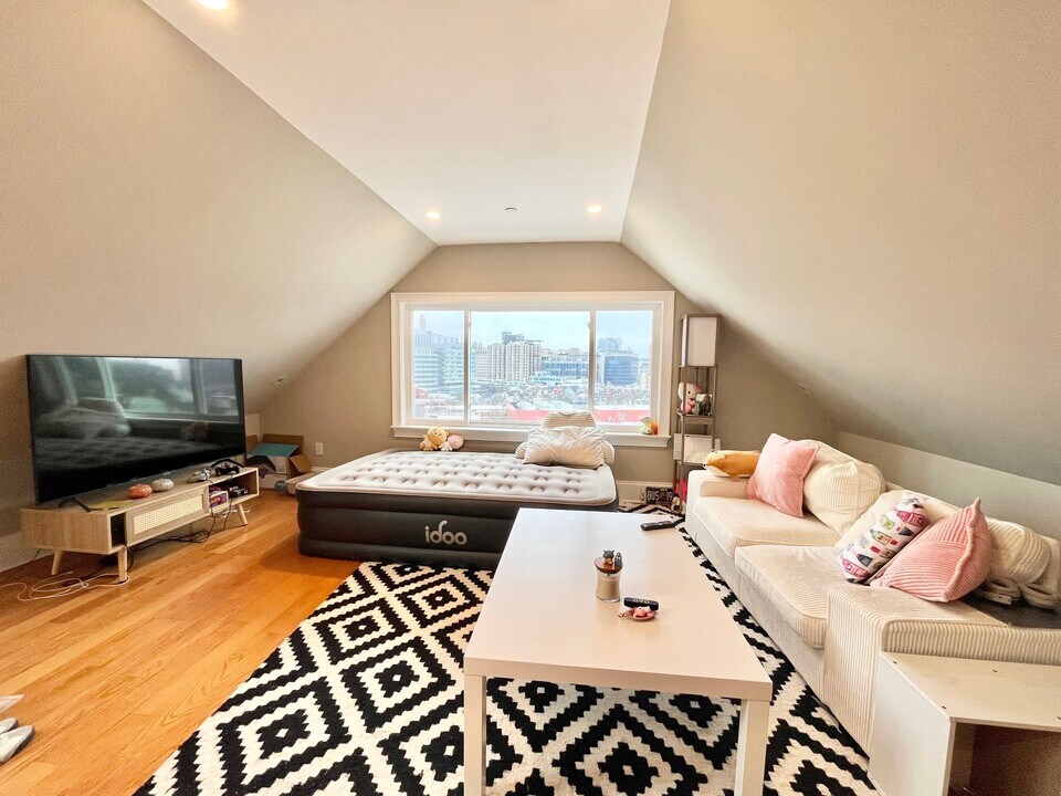 180 Hillside St, Unit 4 in Boston, MA - Foto de edificio