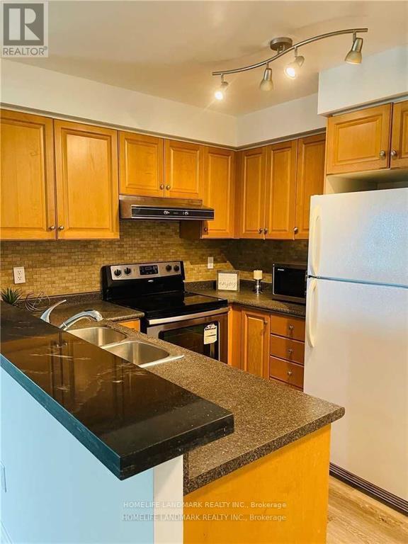 7 Lorraine Dr in Toronto, ON - Building Photo - Building Photo