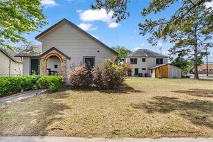 2629 W Main St in Baytown, TX - Building Photo