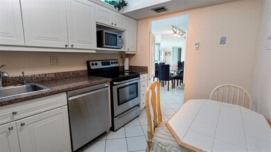 3701 N Country Club Dr, Unit 606 in Aventura, FL - Building Photo - Building Photo