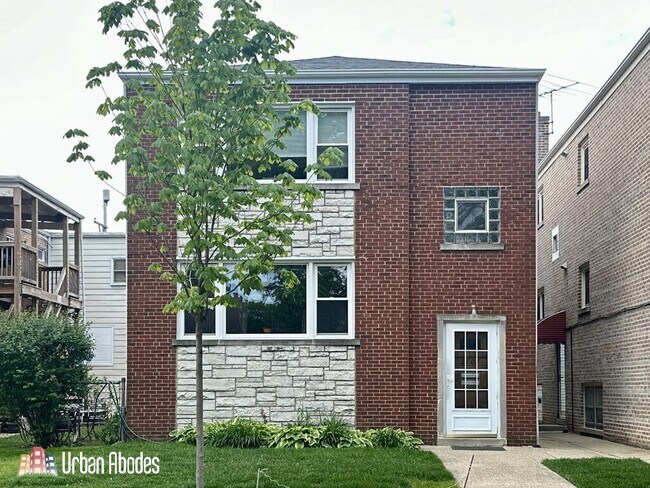 2707 W Berwyn Ave, Unit J03W