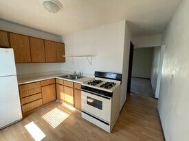 1921 10th St, Unit Upper in Moline, IL - Building Photo