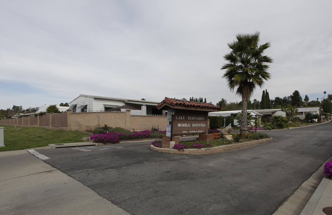 Lake Bernardo Mobile Estates in Escondido, CA - Foto de edificio