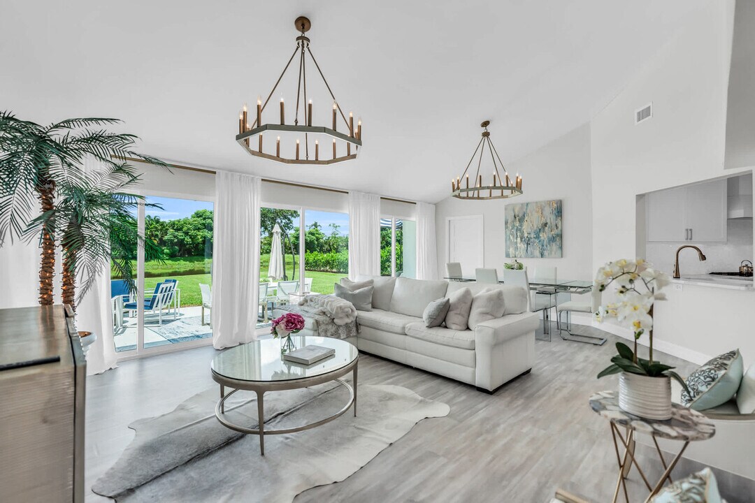 2649 Longboat Dr in Naples, FL - Building Photo