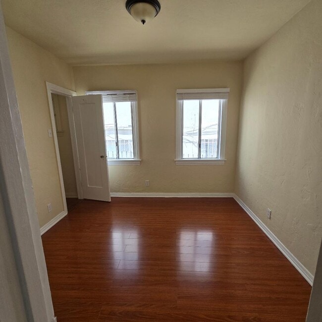 2039 S Sherbourne Dr in Los Angeles, CA - Foto de edificio - Building Photo