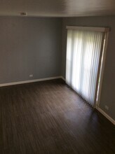 1096 Bristol Ct in Streamwood, IL - Building Photo - Building Photo