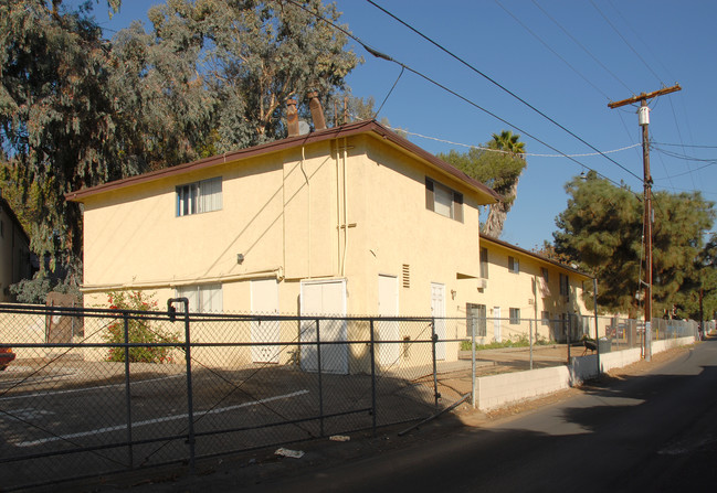 5515-5525 Media Dr in Los Angeles, CA - Foto de edificio - Building Photo