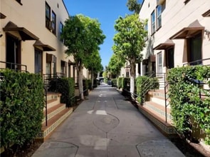 600 E Garfield Ave in Glendale, CA - Building Photo - Building Photo