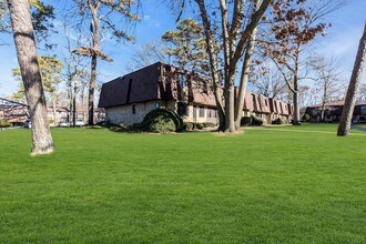 163 Newbrook Ln in Bay Shore, NY - Foto de edificio - Building Photo
