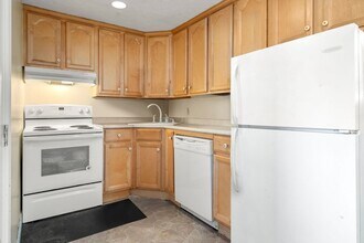 10 Holman St in Attleboro, MA - Building Photo - Building Photo