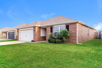 11425 SW 25th Terrace in Yukon, OK - Building Photo - Building Photo