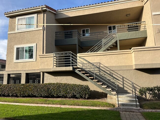 7545 Charmant Dr in San Diego, CA - Foto de edificio - Building Photo