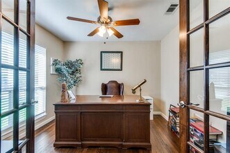 5302 Denton Dr in Dallas, TX - Building Photo - Building Photo