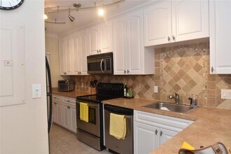 3700 S Osprey Ave, Unit 315 in Sarasota, FL - Building Photo - Building Photo