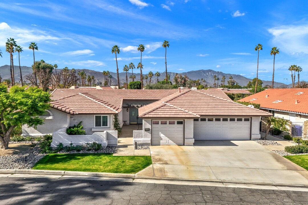 43911 La Carmela Dr in Palm Desert, CA - Foto de edificio