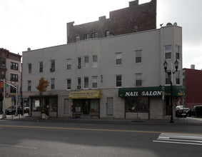 683-687 Montgomery St in Jersey City, NJ - Building Photo - Primary Photo