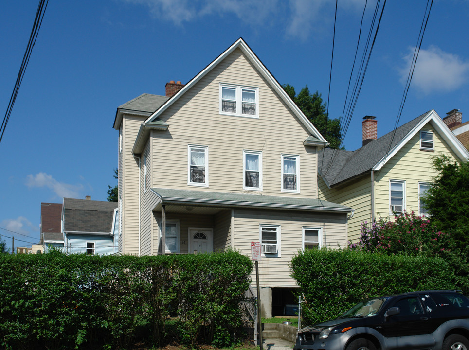 16 Walnut St in New Rochelle, NY - Building Photo