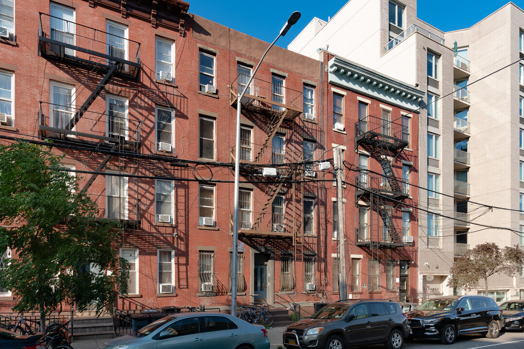 487 Saint Marks Ave in Brooklyn, NY - Foto de edificio