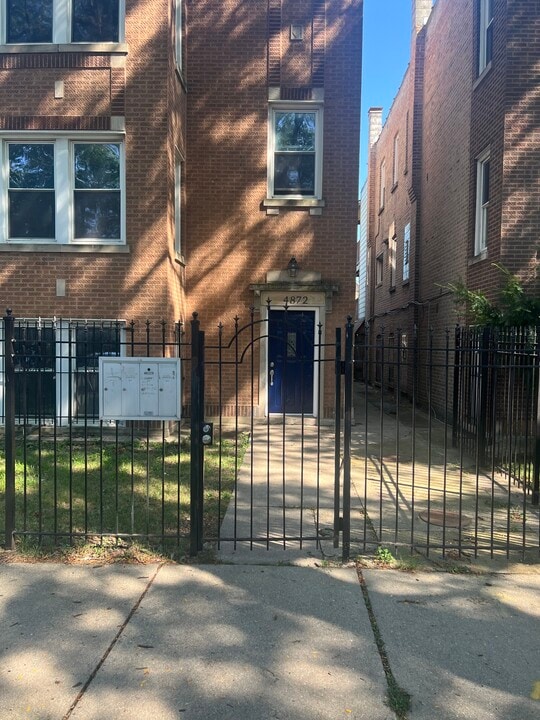 4872 W Homer St, Unit 1st Floor in Chicago, IL - Foto de edificio