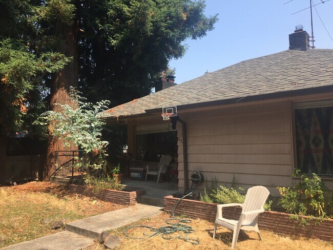 property at 630 E Lk Washington Blvd