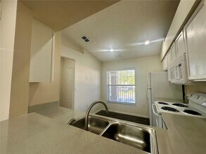 13348 Fairway Glen Dr, Unit 202 in Orlando, FL - Foto de edificio - Building Photo
