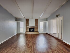 7439 Oakmore Dr, Unit 0605-700 in Dallas, TX - Foto de edificio - Building Photo