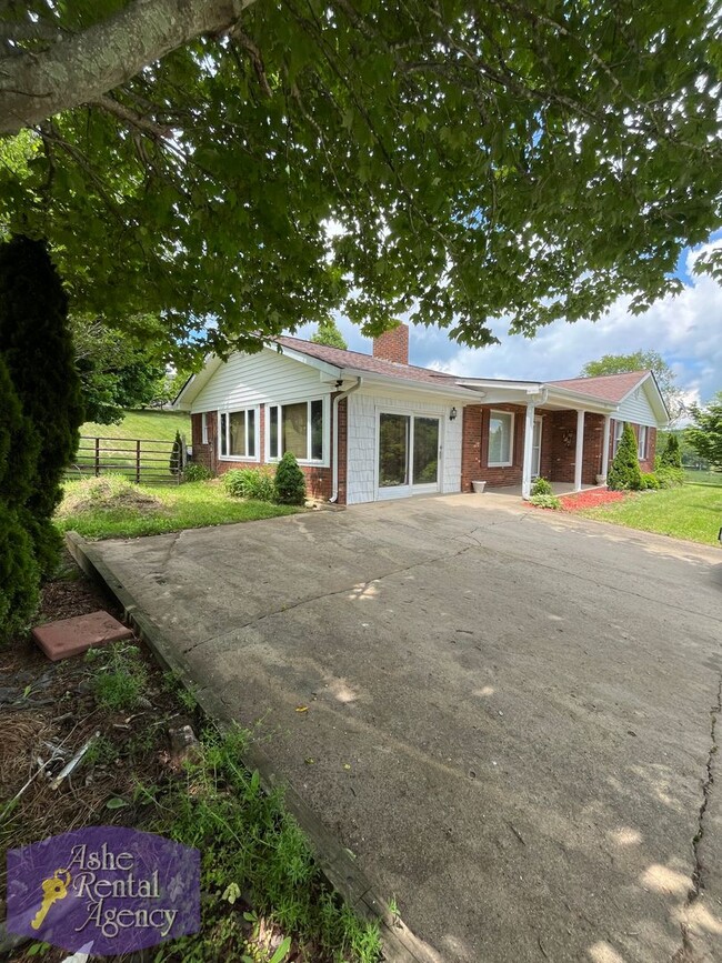 1458 Golf Course Rd in West Jefferson, NC - Building Photo - Building Photo