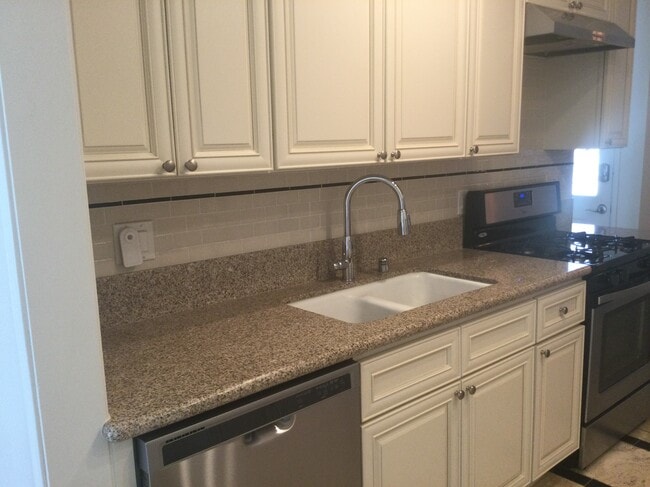 7621 Volga Dr, Unit 2 in Huntington Beach, CA - Building Photo - Building Photo