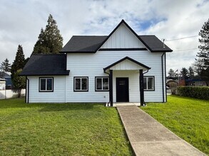 413 S Trade St in Amity, OR - Foto de edificio - Building Photo