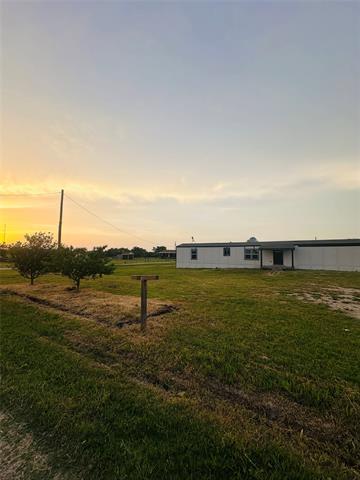 211 Alton Ln in Ennis, TX - Building Photo