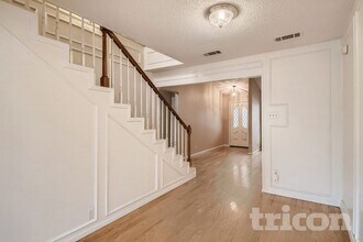 5808 Thoreau Ln in Arlington, TX - Foto de edificio - Building Photo