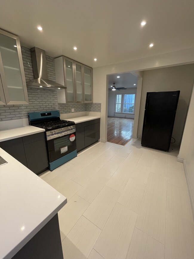 5721 San Vicente Blvd, Unit 5721 in Los Angeles, CA - Building Photo - Building Photo