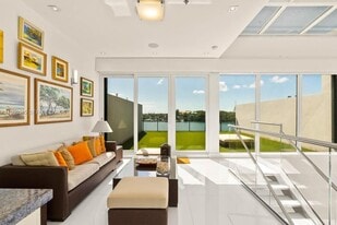 1000 Venetian Way in Miami Beach, FL - Building Photo