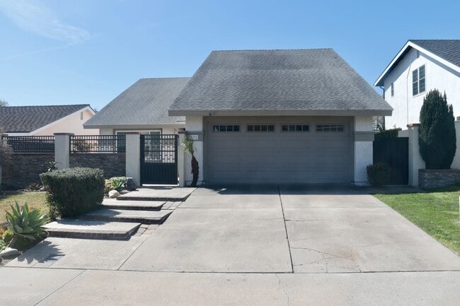 24322 Armada Dr in Dana Point, CA - Foto de edificio - Building Photo