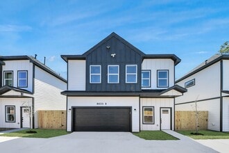 8025 Peachtree St in Houston, TX - Building Photo - Building Photo