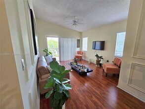 4320 NW 107th Ave, Unit 307-1 in Doral, FL - Foto de edificio - Building Photo
