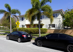 1825 Salzedo St in Coral Gables, FL - Foto de edificio - Building Photo