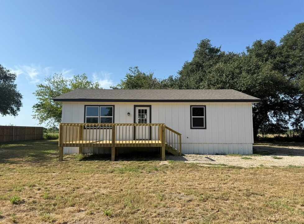 196 County Rd 483 in Lott, TX - Building Photo