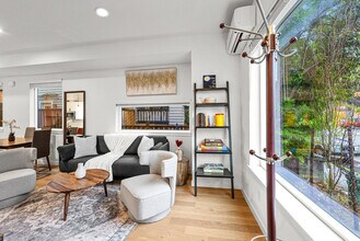 5201 Brooklyn Ave NE in Seattle, WA - Building Photo - Building Photo