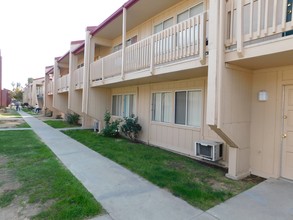 Villa Primavera Apartments in Fresno, CA - Building Photo - Building Photo