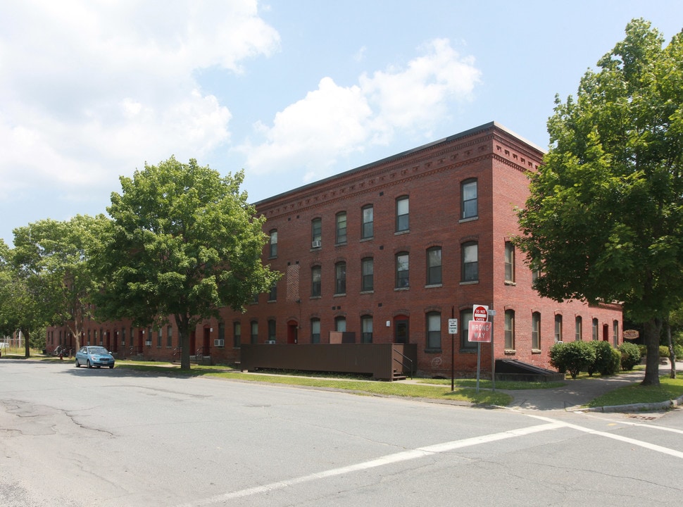 Keith Apartments in Turners Falls, MA - Foto de edificio